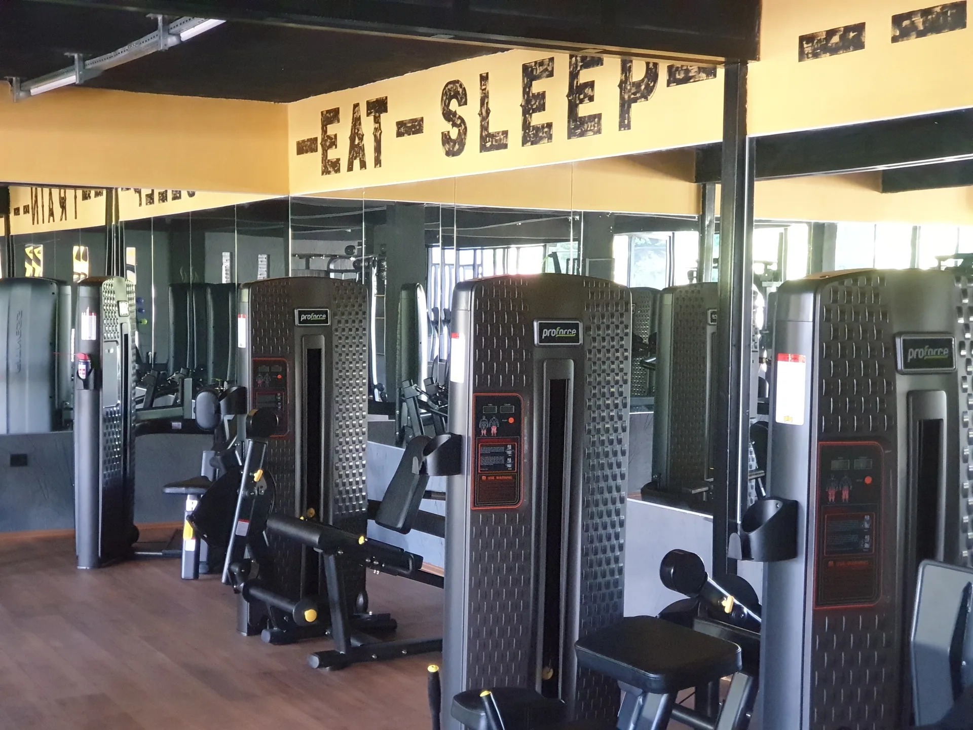 Strength machines by the mirrored wall (Archive photo, 2021)