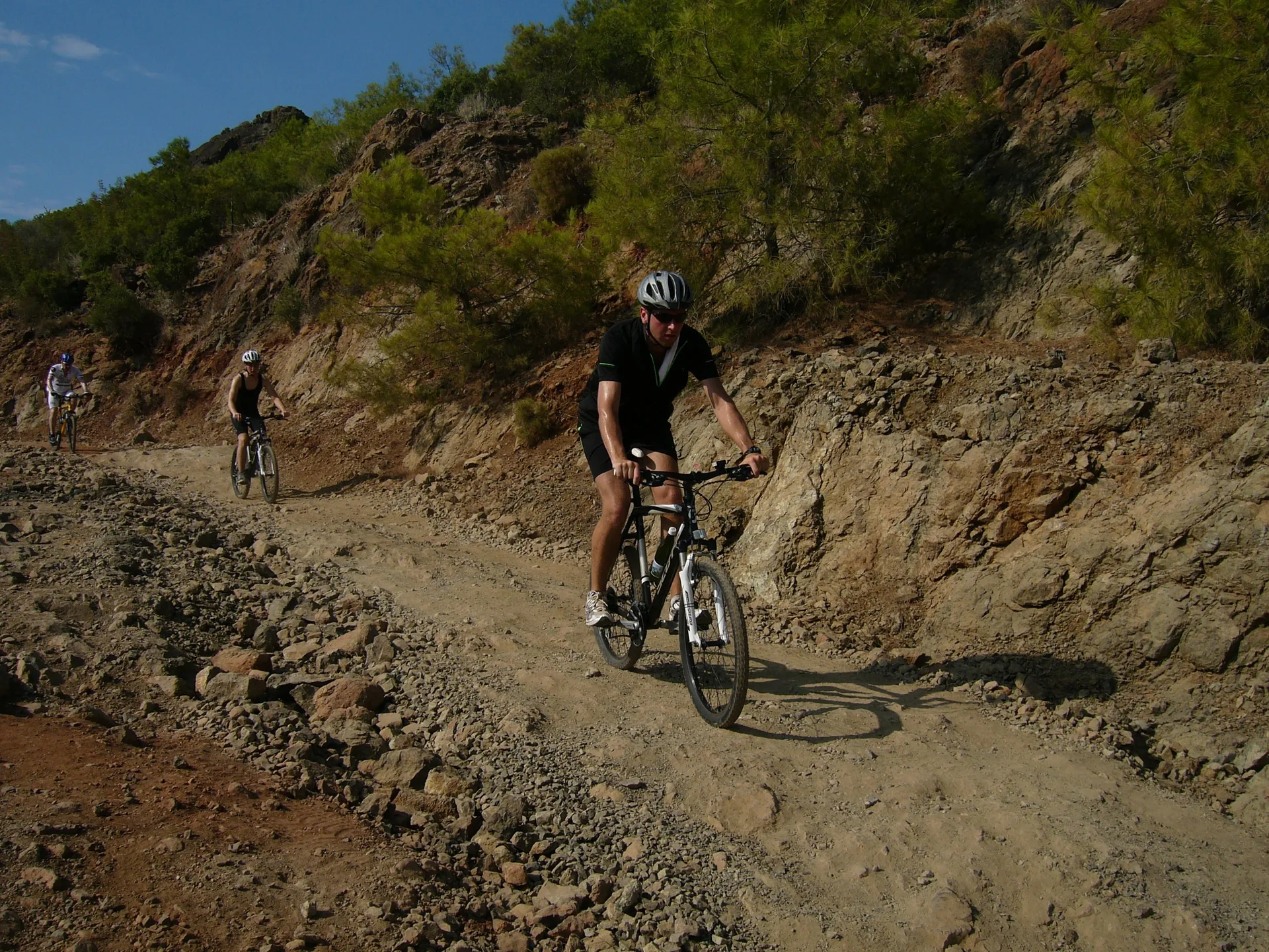 Ciclista de montaña en una pista pedregosa