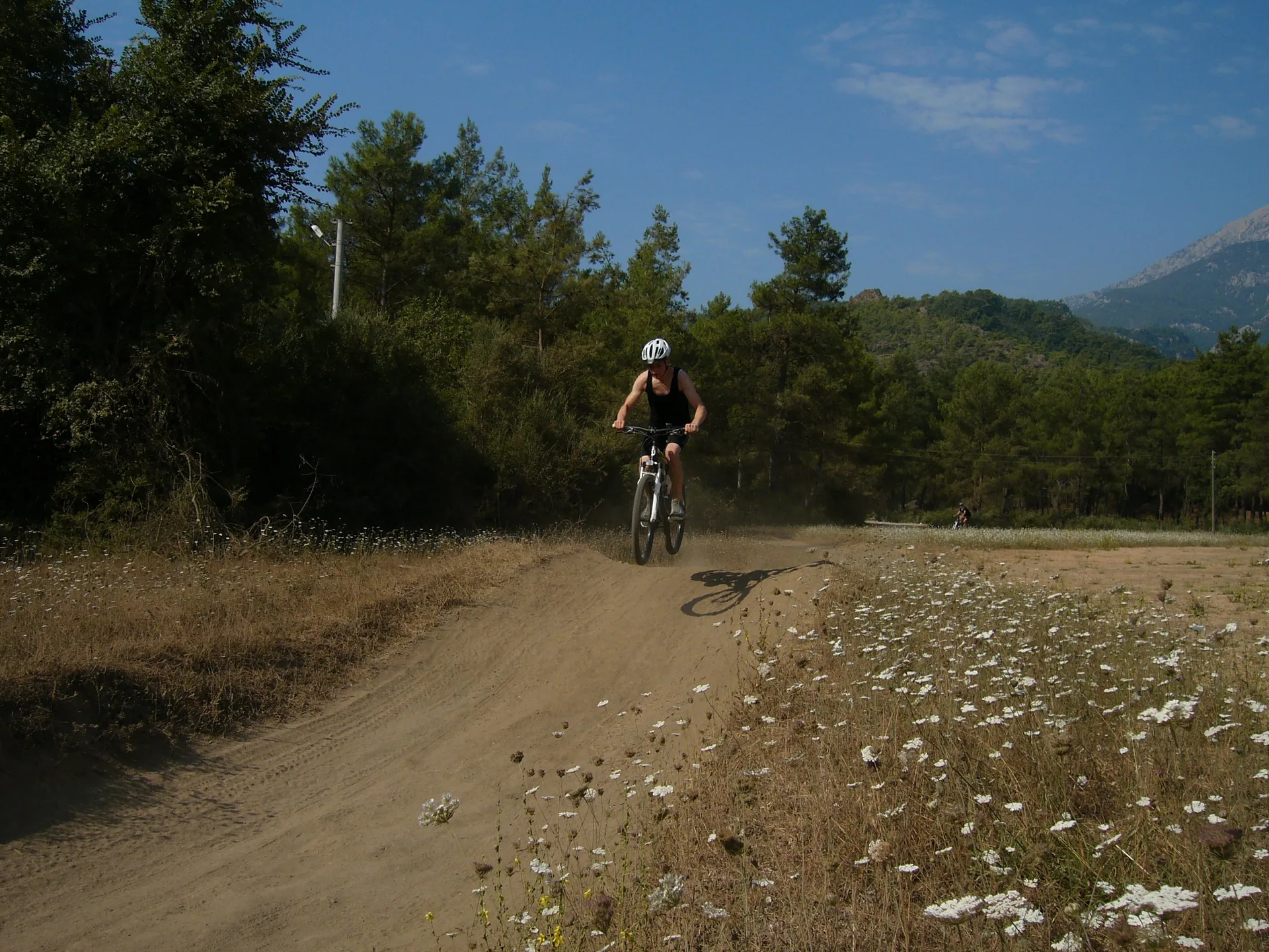 Ciclista de montaña en un sendero estrecho
