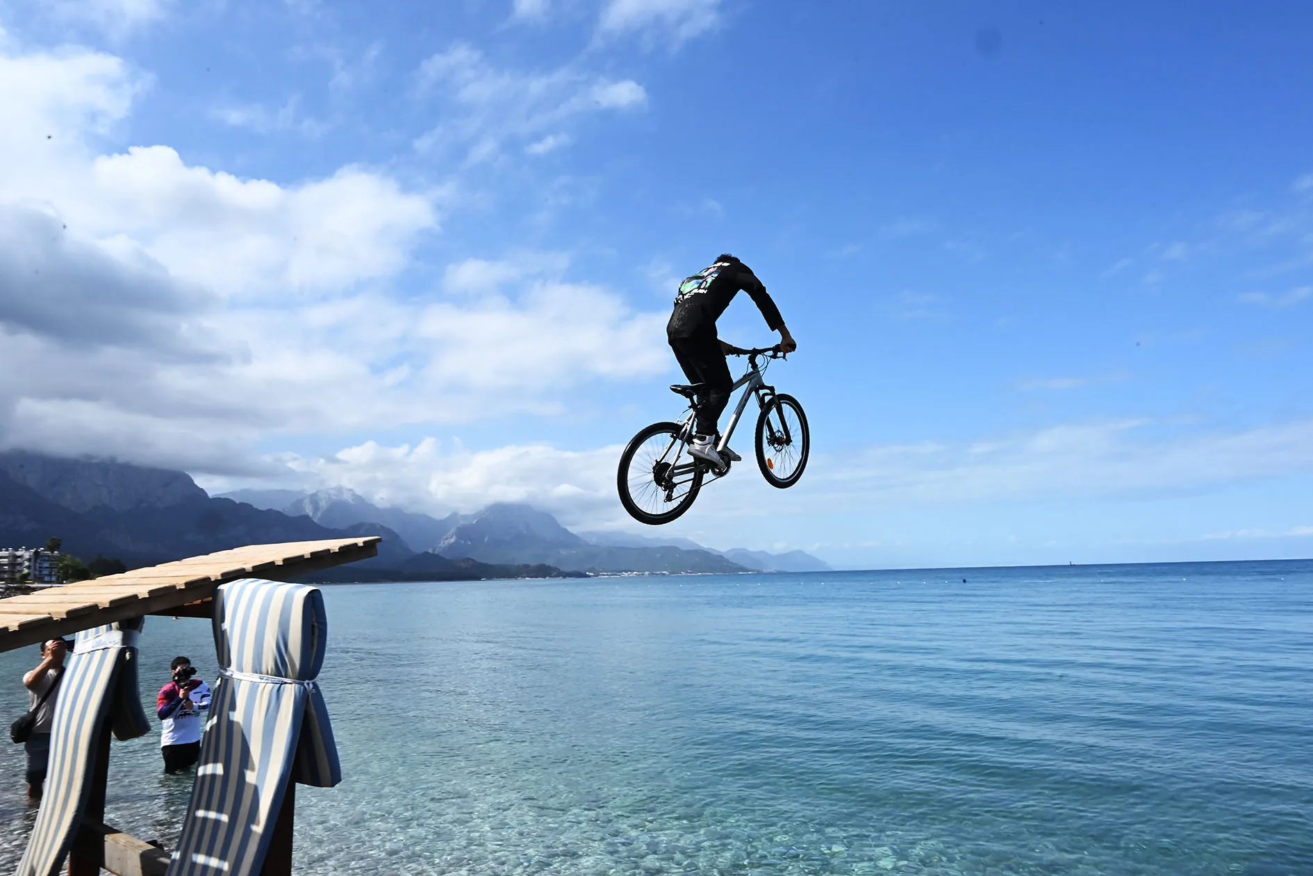 Salto en la meta de la carrera junto al mar