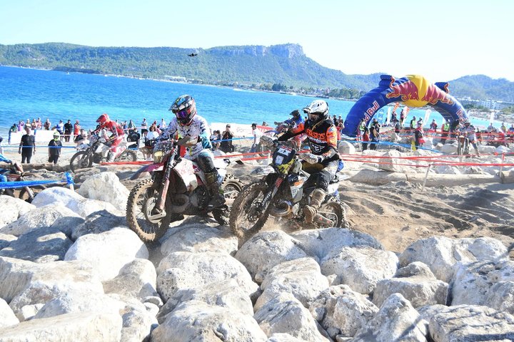 Sea to Sky 2025: rider on the rocky course by the sea