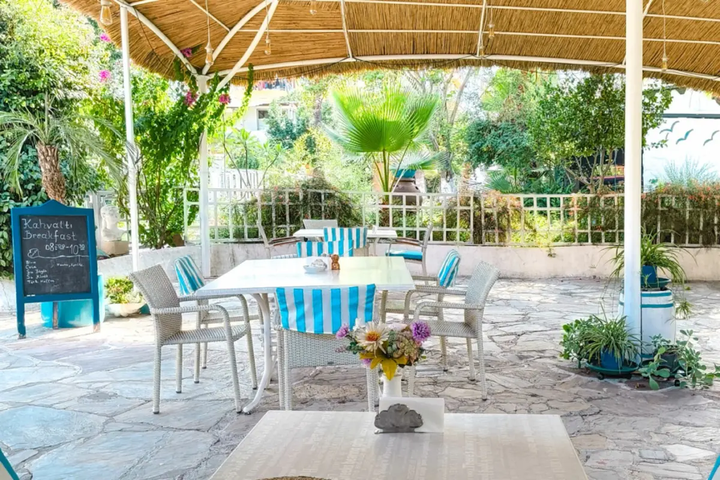 Стол для завтрака в саду Erendiz Garden Hotel