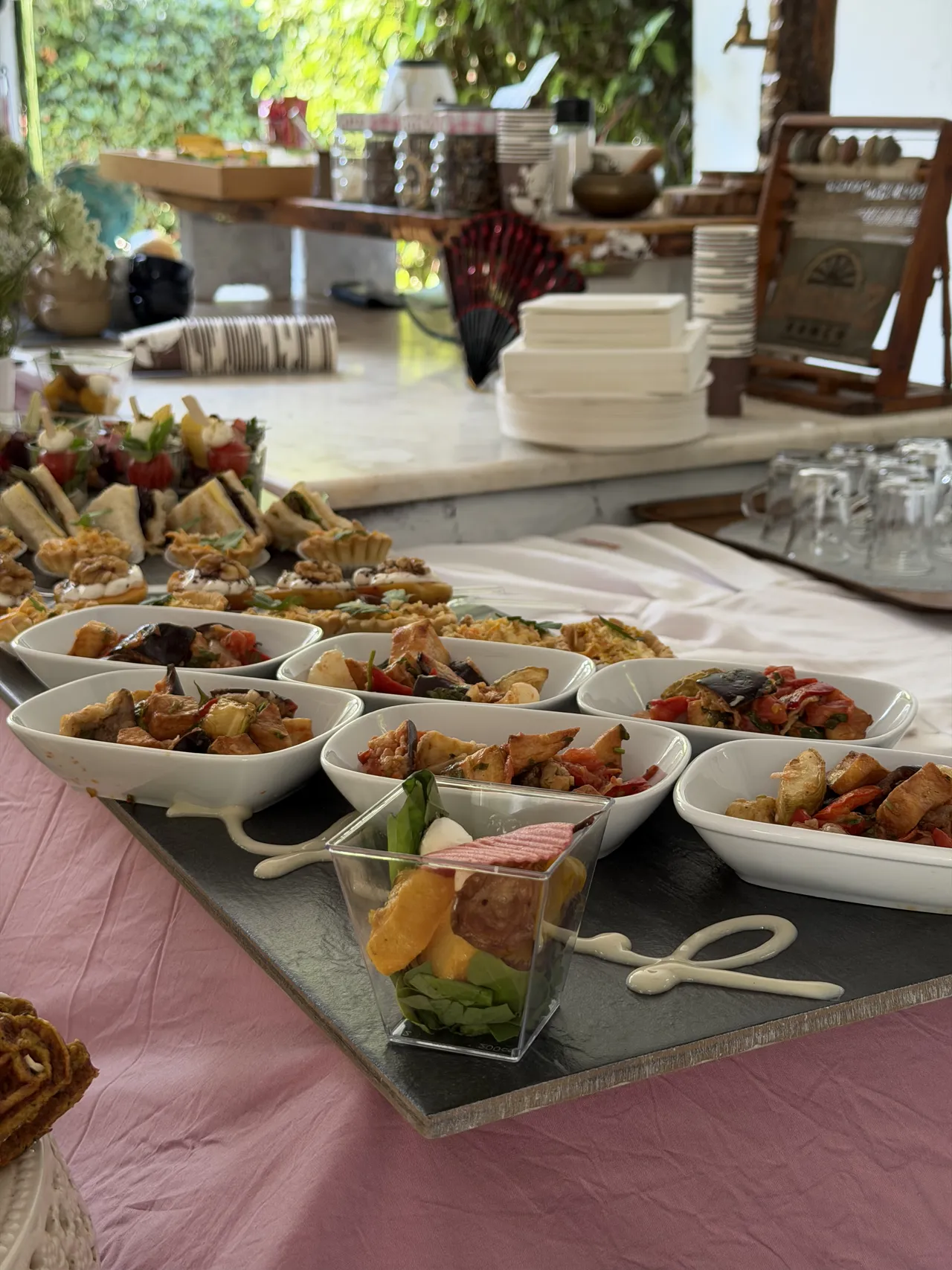 Un buffet con piccoli assaggi e ciotoline monoporzione.