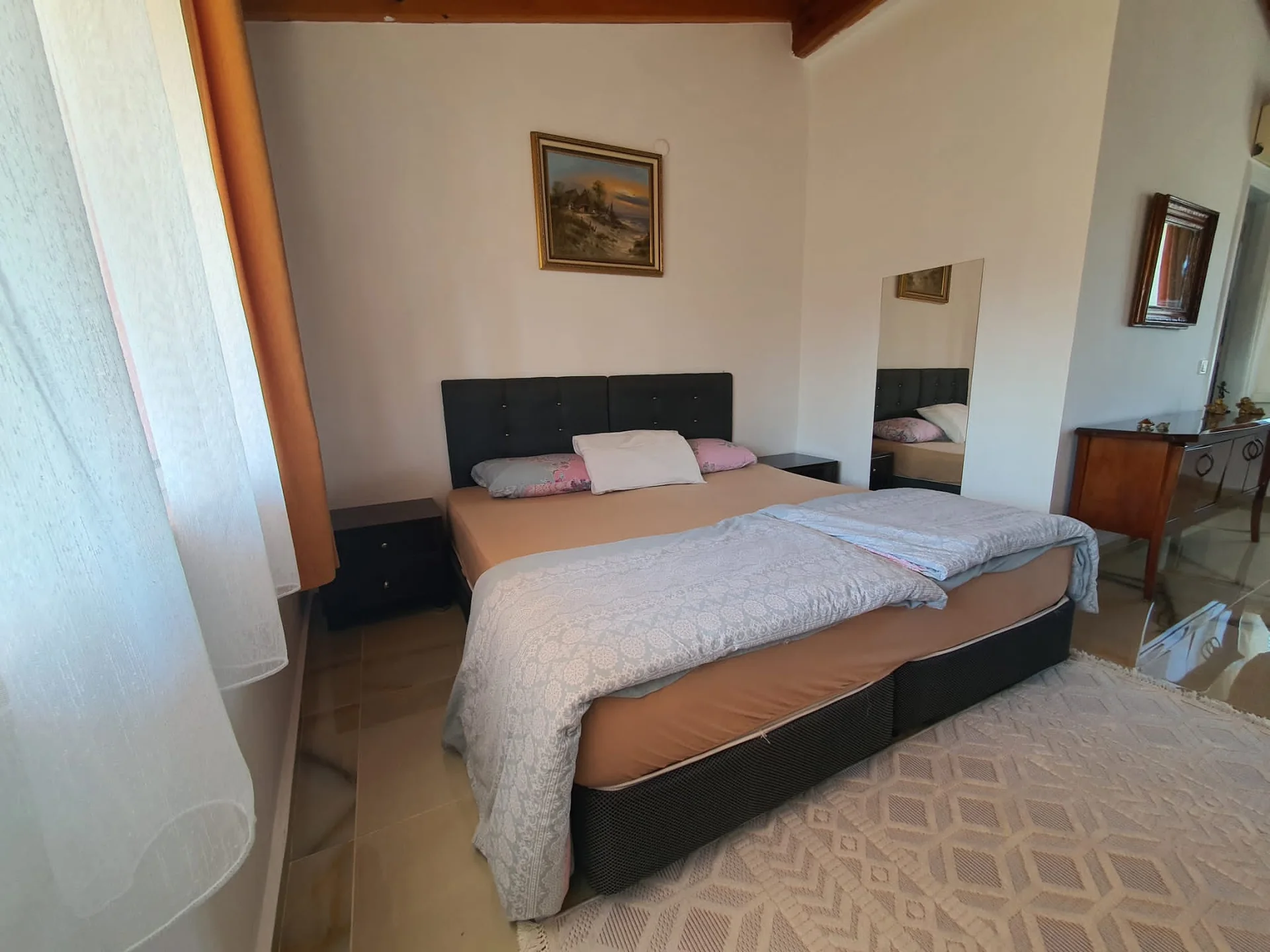 Room 26: bed and timber ceiling