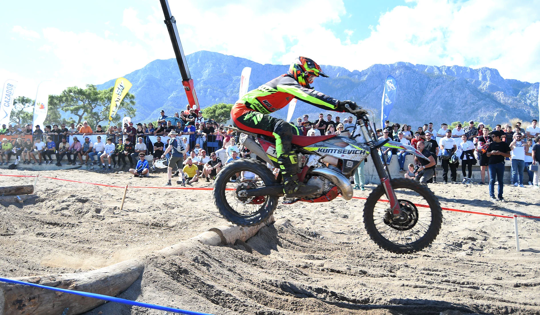 Sea to Sky 2025: a jump during the beach race