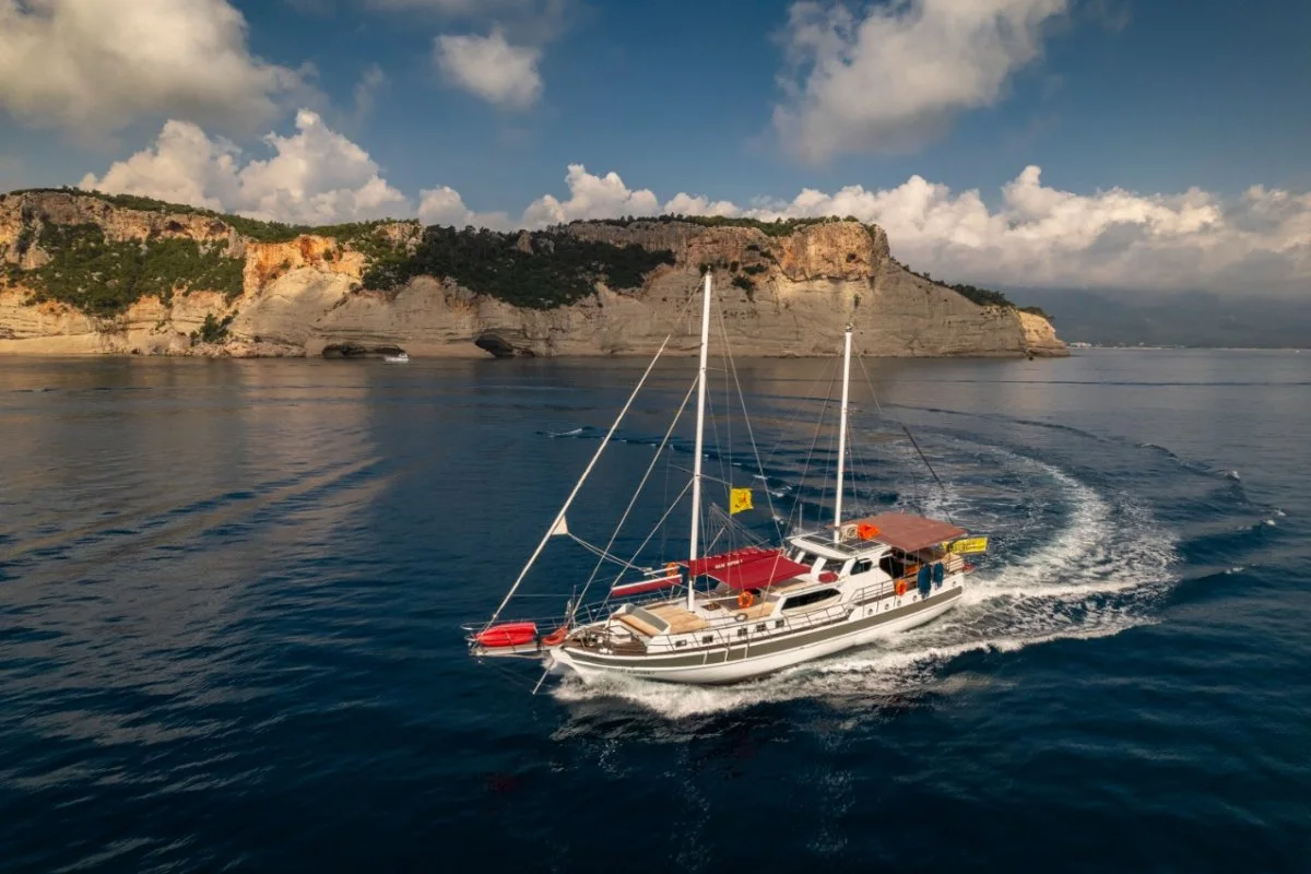 Selim Kaptan 1 accanto a una costa rocciosa