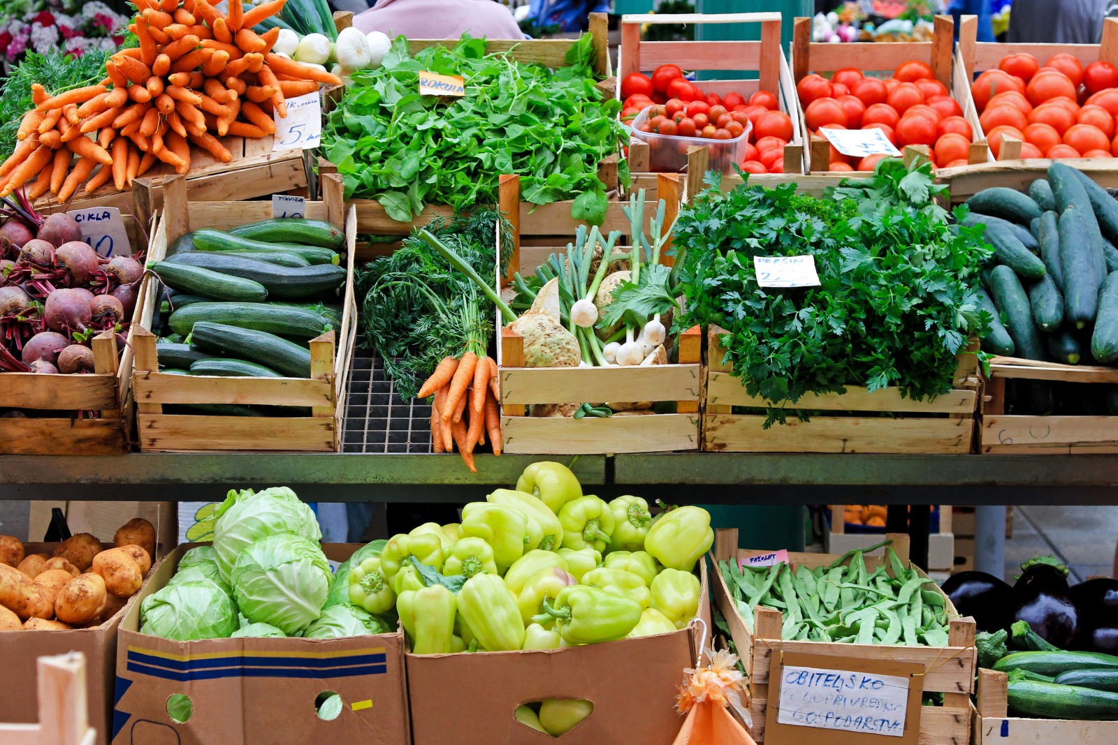 Gemueseregal-im-Supermarkt-1600×1067-8-55135